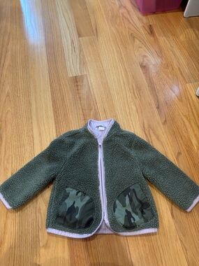 GAP Olive Green Sherpa Jacket with Camo Pockets and Cream Trim